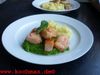 Lachswürfel auf Erbsenpüree