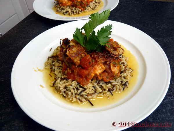 Lachswürfel in pikanter Tomatensauce