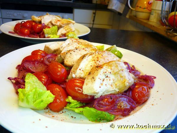 Gegrillte Maishähnchenbrust mit Tomaten-Zwiebel-Ragout