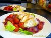Gegrillte Maishähnchenbrust mit Tomaten-Zwiebel-Ragout