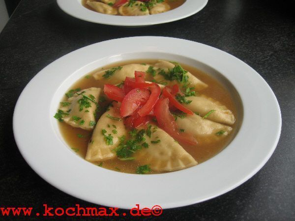 Tortellini in Brodo - Tortellini in Fleischbrühe