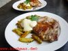 Panierte Nackenkoteletts mit Kräuter-Kartoffelstäbchen