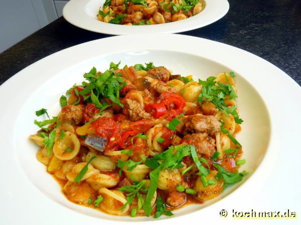 Orecchiette mit Salsiccia-Auberginensugo - Orecchiette con sugo di salsiccia e melanzane