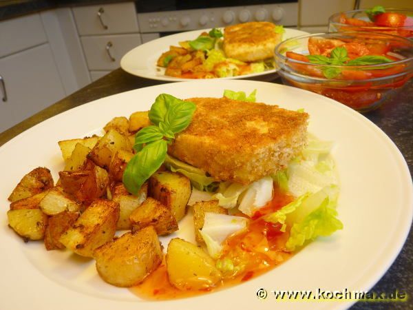 Panierter Gemüsetofu mit Tomatensalat