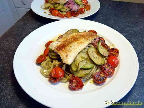 Pasta mit Fisch, Zucchini und gebratenen Tomaten