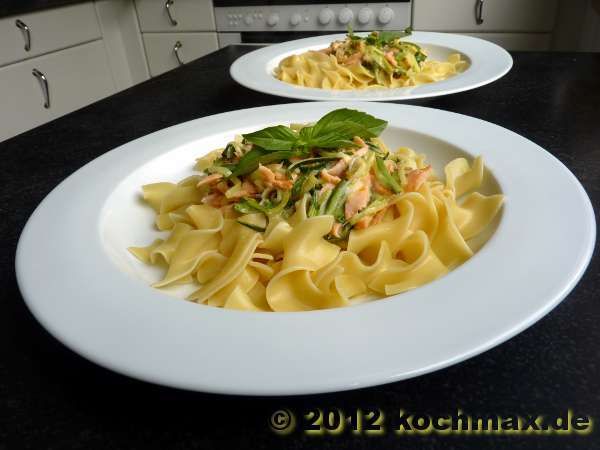 Pasta mit Lachs-Sahne-Sauce