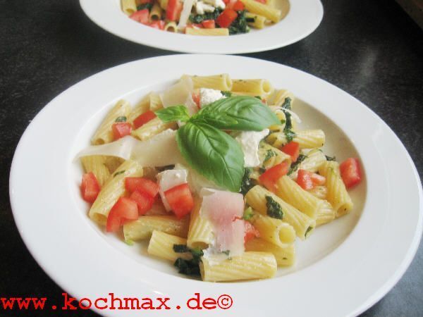 Pasta mit Ricotta, Zitrone und Spinat