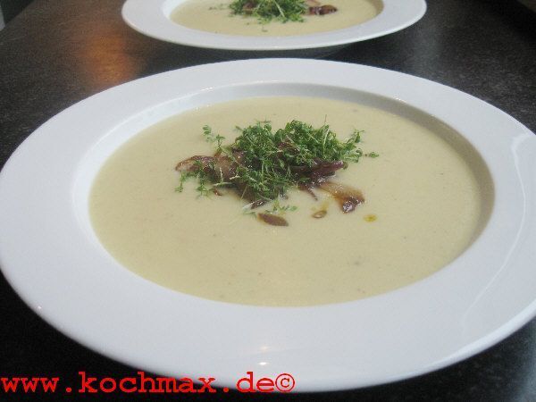 Pastinakensuppe mit Kresse und Kümmelzwiebeln