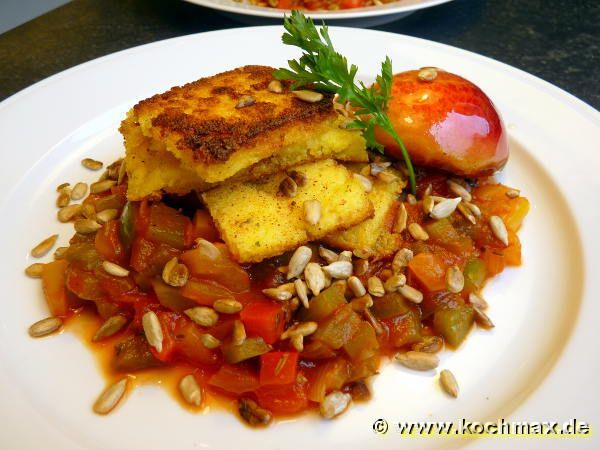 Polentaschnitten auf Paprika