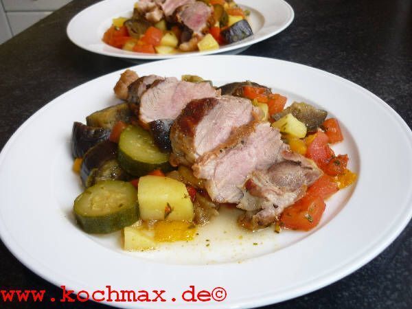 Frische pürierte Erbsensuppe mit Lachs