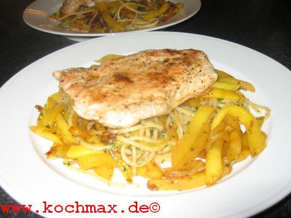 Putenschnitzel mit Gebratenen Mango-Nudeln