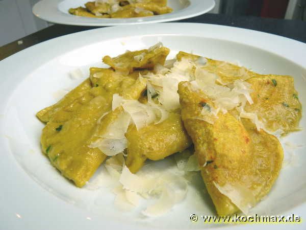 Ravioli mit Frischkäsefüllung und Safrancurry