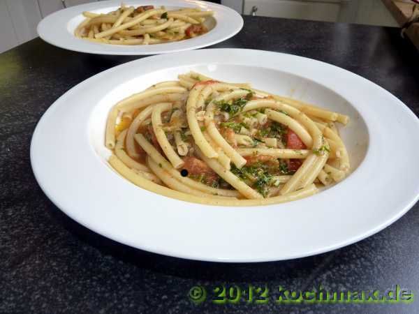 Rigatoni mit Kräutern und Tomaten