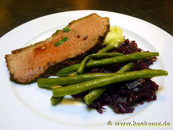 Roastbeef mit Rotkohl, grünen Bohnen und Sellerie-Kar ...