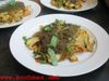 Rotbarschfilet mit Pestohaube auf Gemüsenudeln