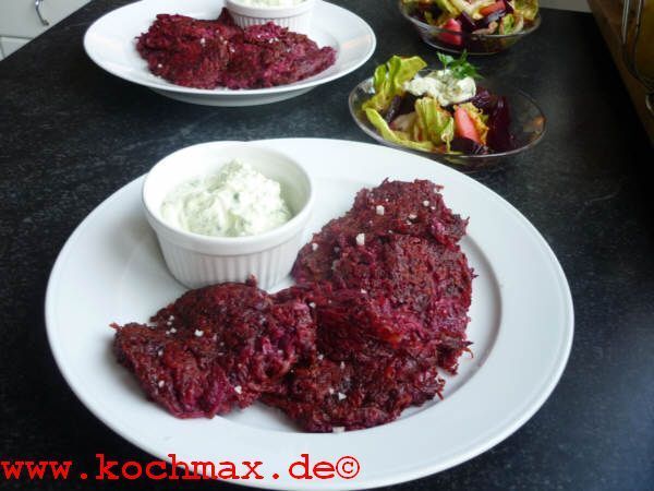 Rote-Bete-Kartoffelpuffer mit Kräuterschmand und zwei ...