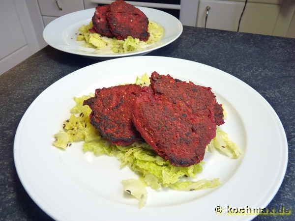 Rote-Bete-Laiberl auf Wirsing in Meerrettichmilch