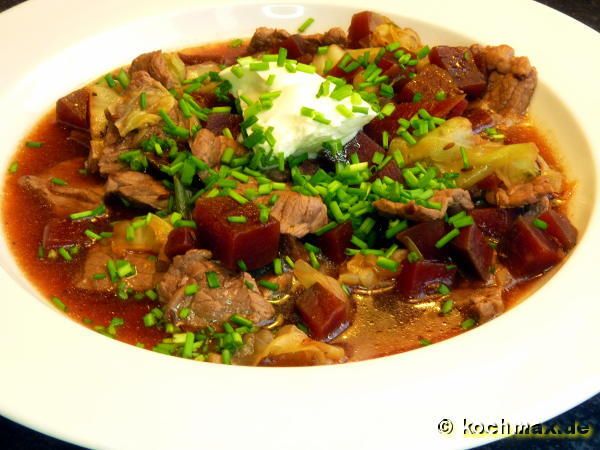 Rote Kohlsuppe mit Steakstreifen