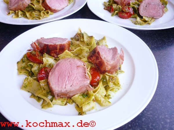 Schweinefilet im Schinkenspeck-Mantel auf Bärlauch-Nudeln