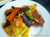 Gegrilltes Schweinesteak mit Karotten und Zucchino