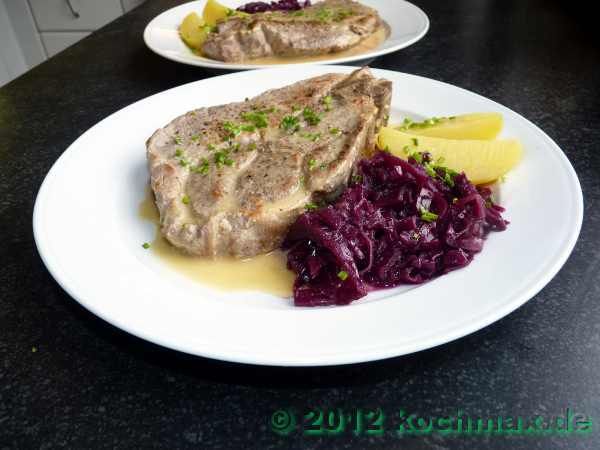 Schweinekoteletts mit Senfsauce und Rotkohl