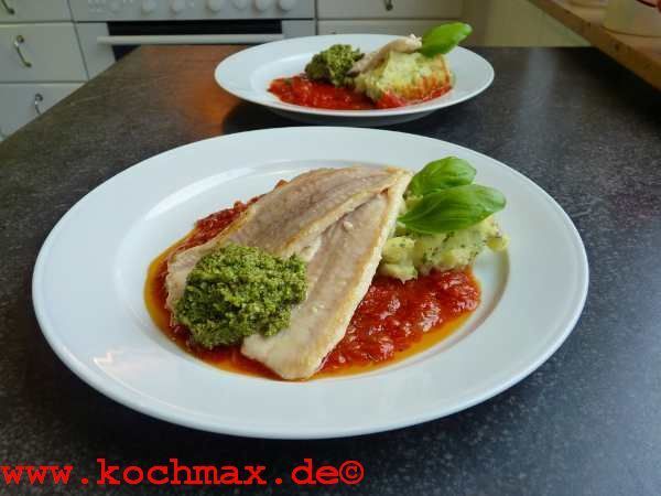 Seezungenfilet auf Tomatenconcassé mit Pesto