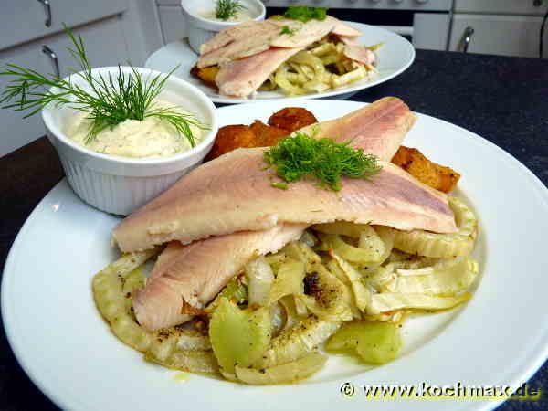 Senf-Dill-Sauce mit geräucherten Forellenfilets und O ...