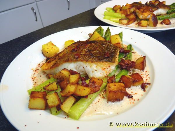 Skrei - Kabeljau mit grünem Spargel, Pancettakartoffeln und Parmesanschaum