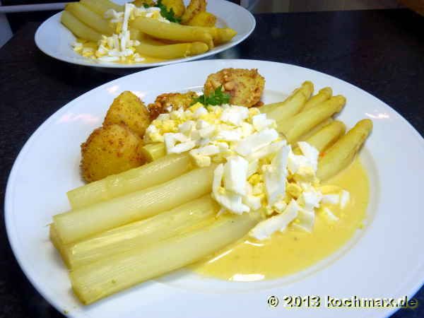 Spargel mit Nusskartoffeln und Orangensosse