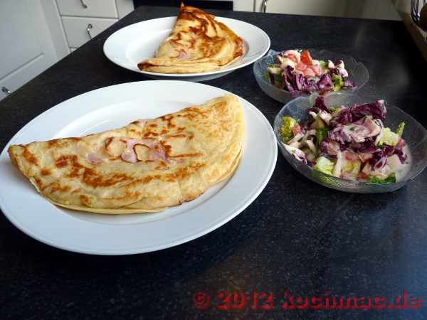 Speckpfannekuchen mit Salat