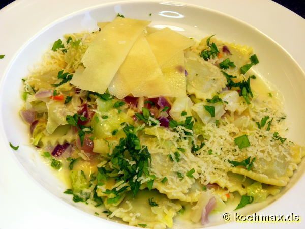 Spitzkohl-Ravioli