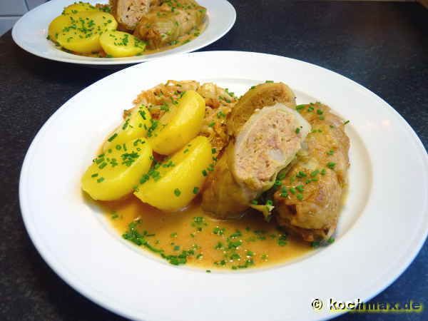 Spitzkohlrouladen in Meerrettichsauce