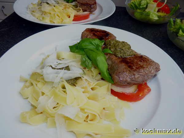 Rumpsteak mit Pesto und Tomaten