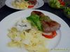 Rumpsteak mit Pesto und Tomaten