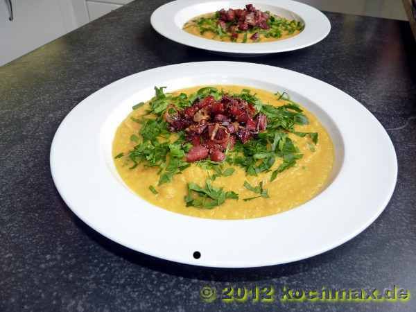 Steckrübensuppe mit Salami und Petersilie