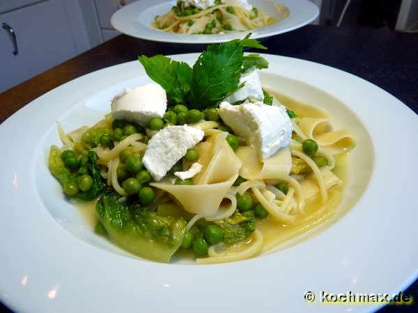 Tagliatelle mit Erbsen und Kopfsalat