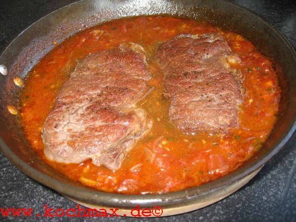 Tomaten-Cognac-Sauce zu Rindersteaks