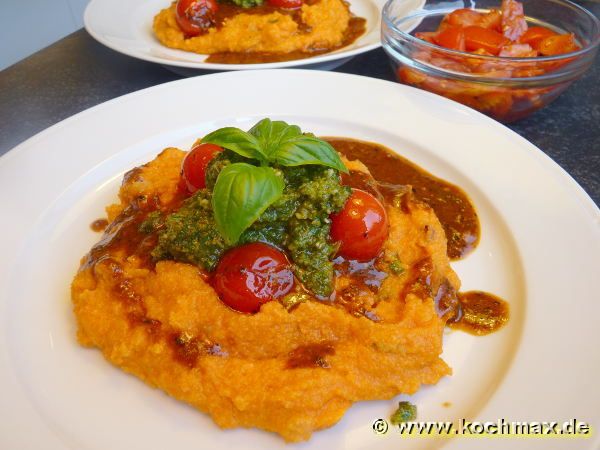 Tomatenpolenta mit Parmesansauce