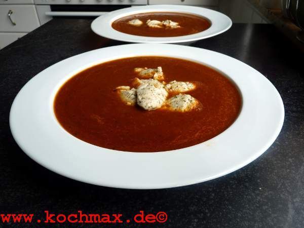 Frische Tomatensuppe mit Quarknocken