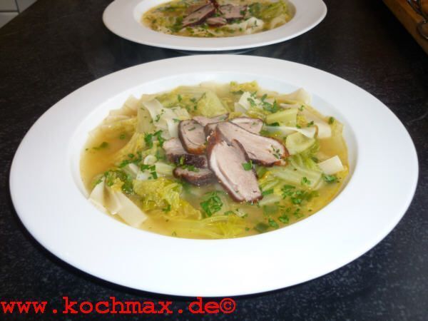 Vietnamesische Nudelsuppe mit gedämpfter Ente