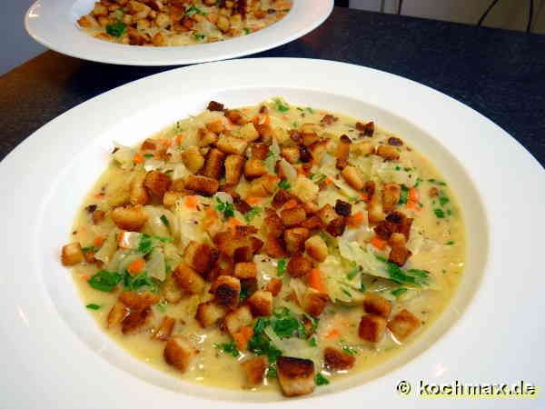 Weisskohlrahmsuppe mit Croûtons