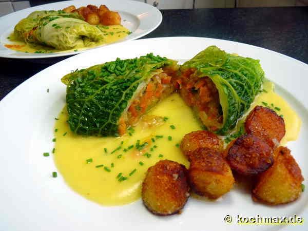 Wirsingroulade mit Kartoffelsauce