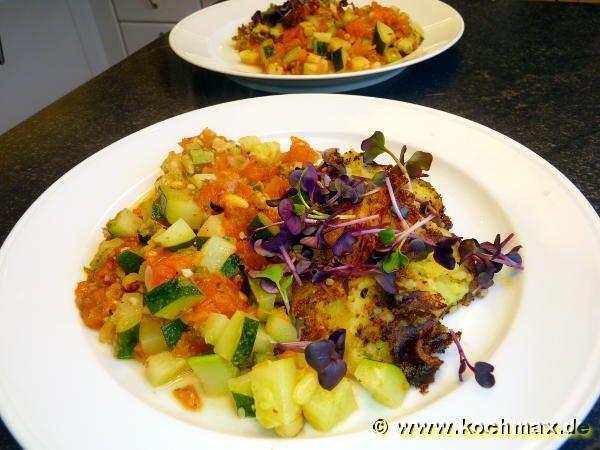 Zucchini mit Tomaten und Basilikum