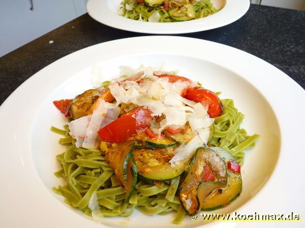 Zucchinipfanne mit Tomaten