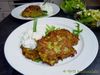 Zucchinipuffer mit Gurken-Joghurt-Sauce