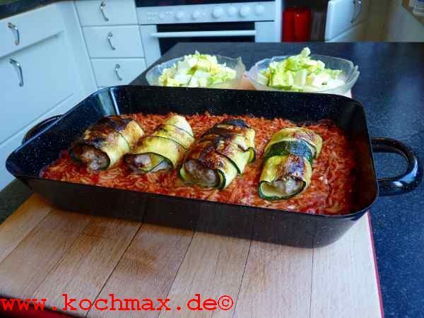 Gefüllte Zucchiniröllchen auf Tomatenreis