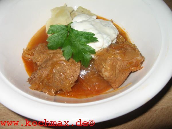 kochmax.de - Zwiebelgulasch mit Paprika, Sauerkraut und frischem M ...