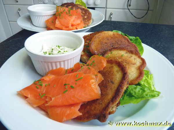 Zwiebel-Blinis mit Lachs und Meerrettich-Schnittlauch ...